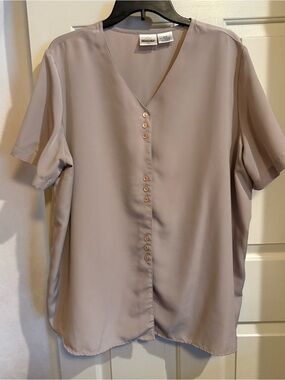 TR Bentley Taupe V-Neck Short-Sleeve Button-Front Blouse
